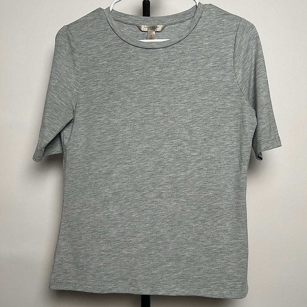 Banana Republic women’s “Threadsoft Crew-Neck T-Shirt”, color grey, size M